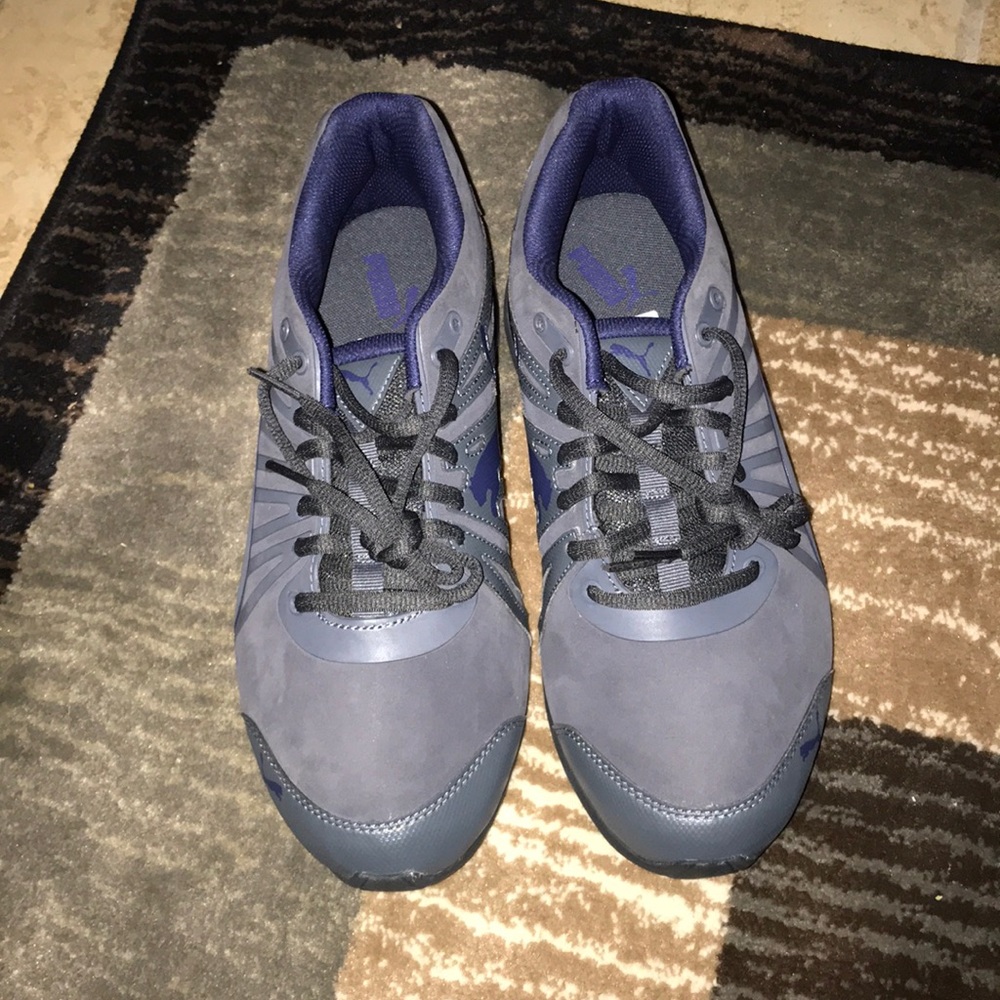 Tennis shoes